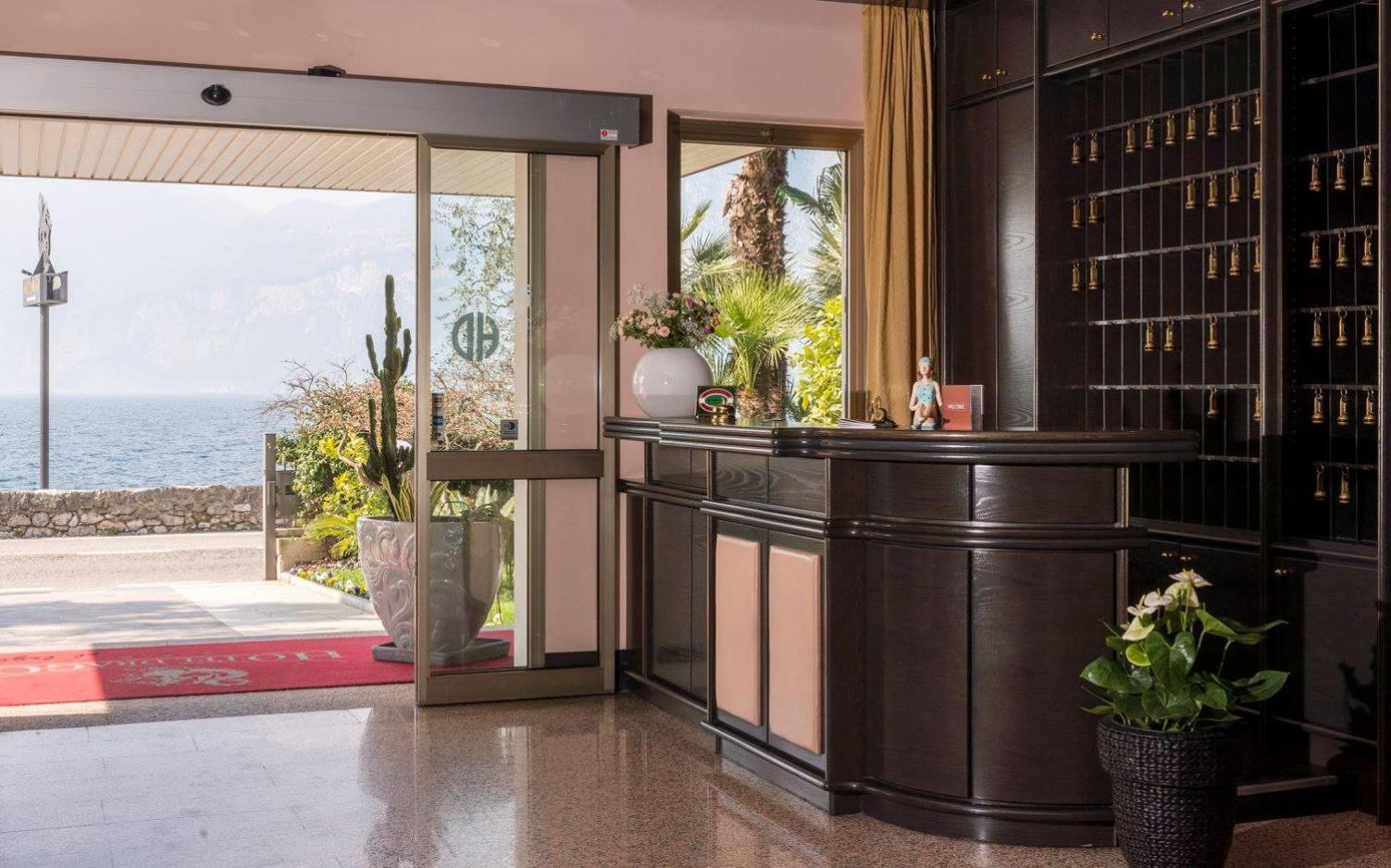 Hotel Drago - Garda Lake Collection Бренцоне-суль-Гарда Экстерьер фото